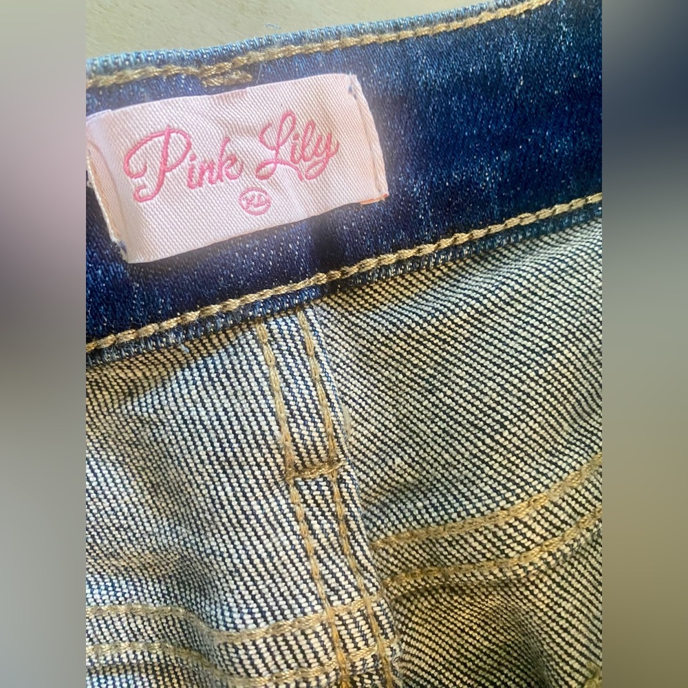 BACKROAD SONGS DISTRESSED HIGH WAISTED DARK WASH JEAN SHORTS, brand new - Picture 3 of 5